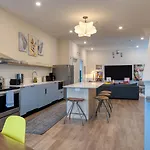 Sleeps 44 4 Themed Lofts W Skyline Balconies Neon Backdrops Glam Kitchens—perfect For Group The Swift Retreat By Avantstay Nashville