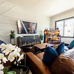 Boots & Broadway - 2 Units - Mins To Broadway