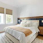Rooftop Retreat & Skyline Views