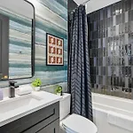 Luxury Gated Duo Sleeps 24 Karaoke & Rooftop Holiday home Nashville