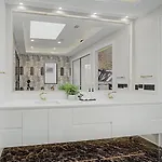 Holiday home East Spahouse Retreat With Rooftop & Elevator *
