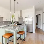 Rooftop Retreat & Skyline Views Holiday home