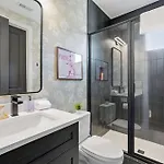 Luxury Gated Duo Sleeps 24 Karaoke & Rooftop Holiday home *