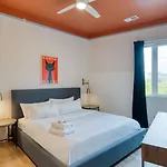 Sleeps 44 4 Themed Lofts W Skyline Balconies Neon Backdrops Glam Kitchens—perfect For Group The Swift Retreat By Avantstay Nashville