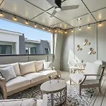 Luxury Gated Duo Sleeps 24 Karaoke & Rooftop Holiday home *