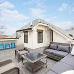 Holiday home Townhome With Rooftop Garage Pool Table By Belmont And Vanderbilt