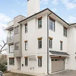 Townhome With Rooftop Garage Pool Table By Belmont And Vanderbilt Holiday home
