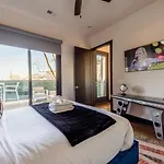 Boots & Broadway - 2 Units - Mins To Broadway *