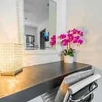 Holiday home Boots & Broadway - 2 Units - Mins To Broadway