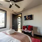 Boots & Broadway - 2 Units - Mins To Broadway Holiday home