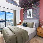 Holiday home Hyve-anthem-private Balconies-walk To Broadway *