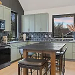 The Modern Cowboy - Hot Tub & Rooftop On Music Row