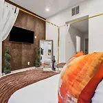 Modern Luxe Townhome With Rooftop Cinema Nashville