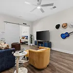 1Br Retreat Near Ryman With Gym Access