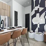 Kays Hideaway - Stylish Stay Steps To Dining