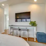 1 Mi To Centennial Park, Couple's West End Retreat Apartment *