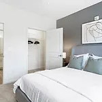 Landing Modern With Amazing Amenities Apartment *