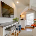 Apartment 1 Mi To Centennial Park, Couple's West End Retreat *