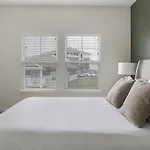 Apartment Landing Modern With Amazing Amenities *
