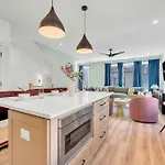 Apartment 4br Getaway - Rooftop Views - Fire Pit *