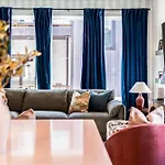 4br Getaway - Rooftop Views - Fire Pit Apartment *