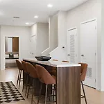 Penthouse River View With Patio And Parking Near Downtown *