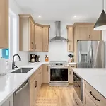 Apartment 4br Getaway - Rooftop Views - Fire Pit