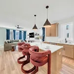 4br Getaway - Rooftop Views - Fire Pit Apartment *