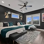 Apartment Modern Luxe Townhome With Rooftop Cinema *