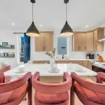 4br Getaway - Rooftop Views - Fire Pit Apartment *