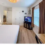 Apartment East 2br King Bed Retreat *