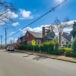 1 Mi To Centennial Park, Couple's West End Retreat Apartment