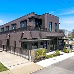 Kays Hideaway - Stylish Stay Steps To Dining