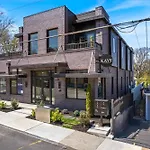 Kays Hideaway - Stylish Stay Steps To Dining