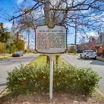 Apartment 1 Mi To Centennial Park, Couple's West End Retreat