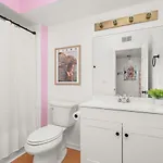 Country Legends On Music Row, Slps 27, Bachlorette Apartment *
