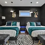 Modern Luxe Townhome With Rooftop Cinema Apartment *