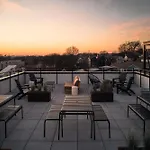 Dreamy With Fireplace, Rooftop, Gym, Parking, Sleeps 5 With King Bed, Sleeper Sofa, Hidden Bunk, Shared Rooftop And Gym, Free Dedicated Parking, Minutes To Broadway, Five Points & Grand Ole Opry, 24 Hr Hospitality Holiday home