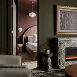 Holiday home Dreamy With Fireplace, Rooftop, Gym, Parking, Sleeps 5 With King Bed, Sleeper Sofa, Hidden Bunk, Shared Rooftop And Gym, Free Dedicated Parking, Minutes To Broadway, Five Points & Grand Ole Opry, 24 Hr Hospitality *
