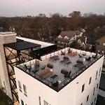 Holiday home Dreamy With Fireplace, Rooftop, Gym, Parking, Sleeps 5 With King Bed, Sleeper Sofa, Hidden Bunk, Shared Rooftop And Gym, Free Dedicated Parking, Minutes To Broadway, Five Points & Grand Ole Opry, 24 Hr Hospitality