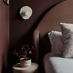 Dreamy With Fireplace, Rooftop, Gym, Parking, Sleeps 5 With King Bed, Sleeper Sofa, Hidden Bunk, Shared Rooftop And Gym, Free Dedicated Parking, Minutes To Broadway, Five Points & Grand Ole Opry, 24 Hr Hospitality Nashville