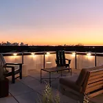 Dreamy With Fireplace, Rooftop, Gym, Parking, Sleeps 5 With King Bed, Sleeper Sofa, Hidden Bunk, Shared Rooftop And Gym, Free Dedicated Parking, Minutes To Broadway, Five Points & Grand Ole Opry, 24 Hr Hospitality Holiday home Nashville