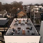 Holiday home Dreamy With Fireplace, Rooftop, Gym, Parking, Sleeps 5 With King Bed, Sleeper Sofa, Hidden Bunk, Shared Rooftop And Gym, Free Dedicated Parking, Minutes To Broadway, Five Points & Grand Ole Opry, 24 Hr Hospitality Nashville