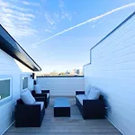 Holiday home Luxe Hillsboro Village Homes For 24 With 4 Patios, Rooftops And Garage Parking, Gourmet Kitchens And Smart Tvs, Walk To Vanderbilt, Pancake Pantry And Fido, 24hr Hospitality, 10 Min To Broadway And The Parthenon