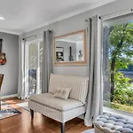 Walk To Broadway! 2Br2Bath Condo, Sleeps 6, Pool