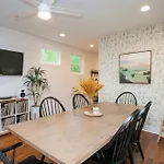 Vacation Haven Hot Tub Fire Pit Grill & Arcade Holiday home *