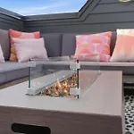 Designer Single Family House-rooftop- Hot Tub Holiday home