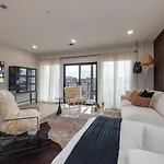Hyve - Mahogany - Walk To Broadway Holiday home *