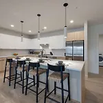 Hyve - Mahogany - Walk To Broadway Holiday home *