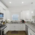 New 7 Mins To Broadway Sleeps 8 Holiday home *